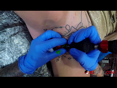 ❤️ Estremamente tatuato hottie Sully Savage ottenuto un tatuaggio sul suo clitoride ☑ Pornoal it.prendiporno.ru ❤️